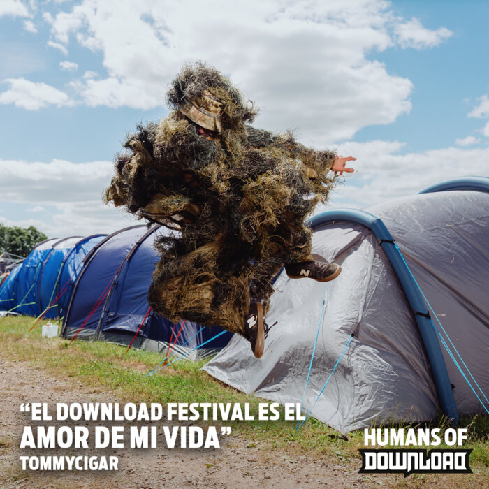 Download fan striking a pose with caption text: ‘El Download Festival es el amor de mi vida.’ - Tommycigar - Humans of Download
